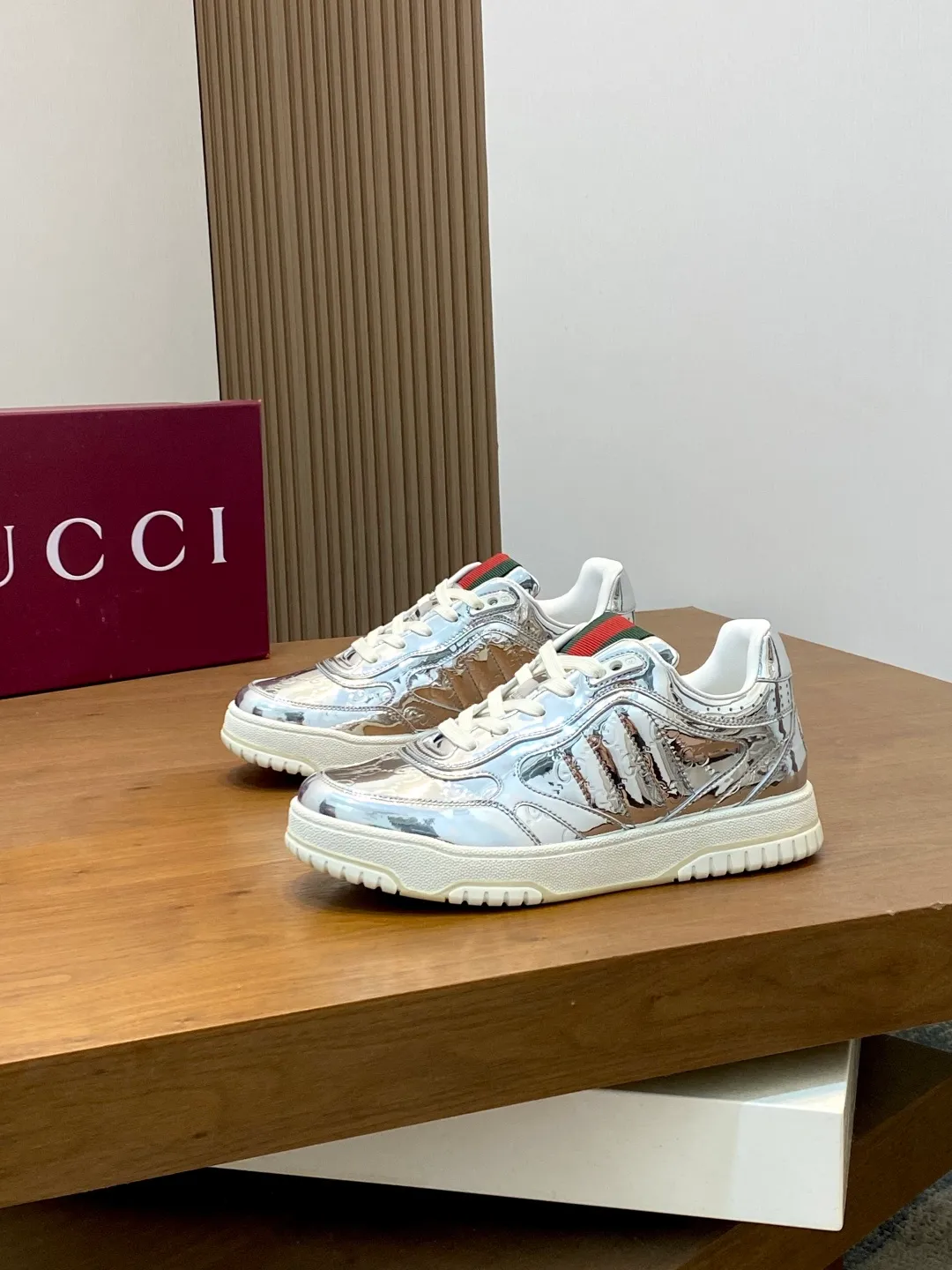 Men's Shoes 💰660 𝐆𝐮𝐜𝐜𝐢 𝐑𝐞-𝐖𝐞𝐛 As the first sneaker created by Sabato De Sarno for Gucci, the Re-Web series reinterprets the brand's classic stripes and sets off the modern silhouette design with bold and unique details. These shoes are crafted from white leather. This new sneaker is ingeniously decorated with many of the brand's classic details, and is equipped with a bright red and green webbing tongue, which will make people fall in love at first sight. White leather treated with a special process for softness and luster, with an embossed grainy texture. Script Gucci logo and interlocking G web label with Interlocking G and script Gucci logo. Rubber outsole with interlocking G detail eyelets. Web tongue. Size: 39-44 (customized for sizes 38 and 45)